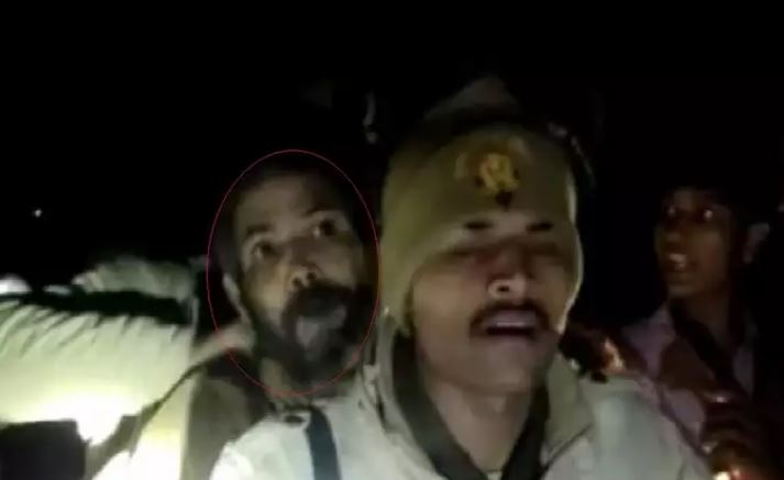 बदायूं पुलिस हुई फेल, गांव वालों ने आरोपी महंत को पकड़ा, देखें वायरल वीडियो